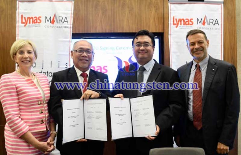 Representatives of Lynas and MARA exchanging documents during the signing of the Memorandum of Understanding image