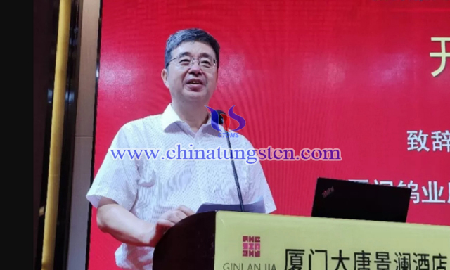 中国有色金属工业协会副秘书长胡德勇主持开幕式