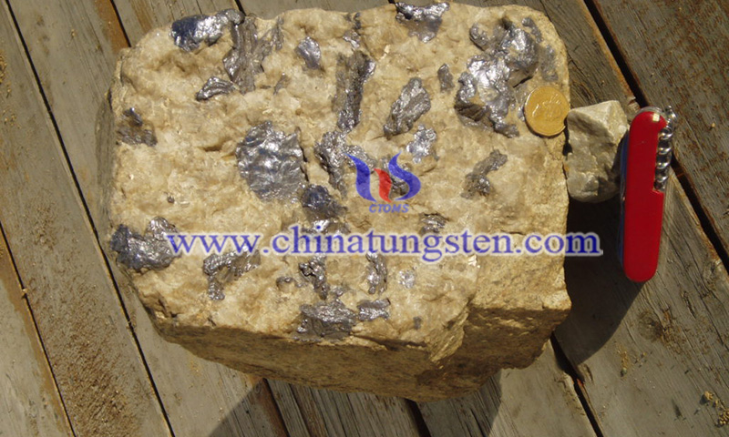 Molybdenum specimen showing rosettes from Adanac bulk sample image